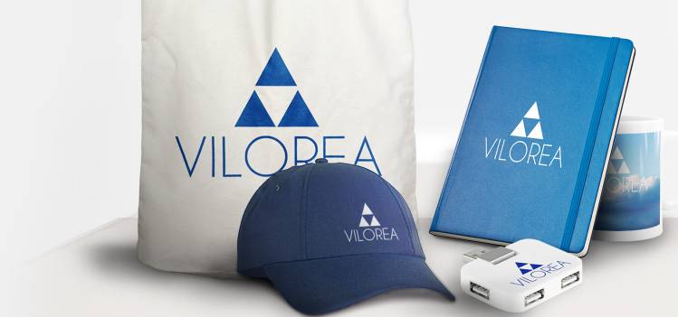 Assortiment de goodies personnalisables COPYTOP : une casquette, un mug, une clé USB, un tote bag et un carnet de notes, illustrant la diversité des objets promotionnels pour une communication d'entreprise distinctive