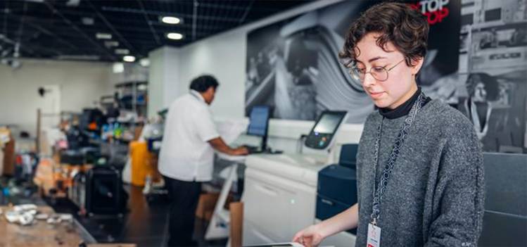 Intérieur d'une agence COPYTOP animée, où des conseillers experts travaillent, aidant les clients à concevoir et réaliser leurs panneaux publicitaires personnalisés